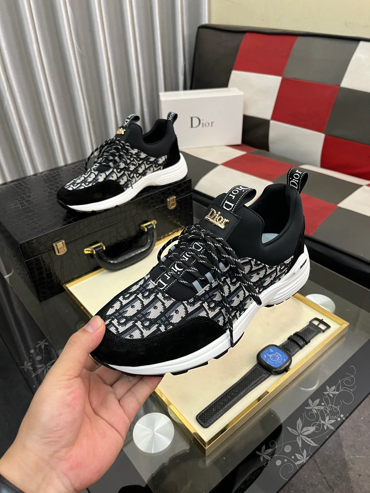Men's Men's Shoes💰440⌚️⌚️ Dior's casual and sporty style combines the elements of dad's bag-soled shoes. It has successfully broken through the dad shoe style that has been on the streets in recent years and has become a beautiful landscape in luxury goods. The fabric is high mercerized with breathable mesh. The mesh on both sides of the shoe is made of three layers of composite technology. The bottom process uses package molding fabrics: imported high mercerized 🐂 cowhide stitching with original customized D-shaped mesh code number: 38-444️⃣ Colors available